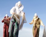 Šodien Liepājā atklāj starptautisko ielu teātru festivālu “Zeme. Debess. Jūra.”