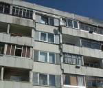 Neredzīgs vīrs izkrīt pa logu