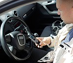 Ceļu policija: Gandrīz katram autovadītājam piemīt bīstami ieradumi, braucot pie stūres