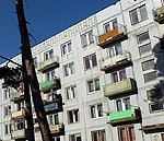 Kā izdevīgāk: īrēt dzīvokli vai dzīvot “kojās”?