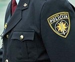 Policisti iekausta garāmgājējus