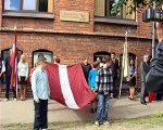 Atklāj skolas plāksni ar J.Čakstes portretu