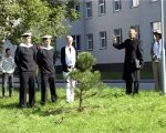 Jūrnieki svin kuģa dzimšanas dienu un iestāda kokus