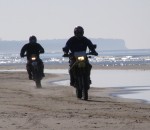 Ar motocikliem izklaidējas jūras krastā