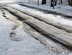 Papildināts (2) – Slīd gan gājēji, gan automašīnas