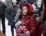 “Dižvanagu” bērniem dāvanas atved poniji