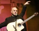 Piedāvā albumu un koncertu vēl klāt