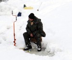 Kanālā uz ledus sāk pulcēties stinšu makšķernieki