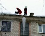 Meklē palīgus, lai atbrīvotu jumtus no sniega