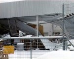 Zem sniega segas sabrūk veikala “Depo” noliktavas jumts