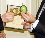 Pašvaldībai pasniedz balvu “Ābols 2010”