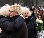 Simtiem cilvēku pulcējas krematorijā, lai atvadītos no mūziķa Freimaņa