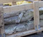 Pabeigs memoriāla skulptūras apakšējās daļas pārvešanu