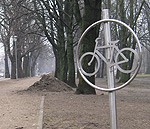 Raiņa parkā izvietotas jaunas velozīmes