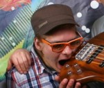 No muzicēšanas Baltijas jūras vidū uz Latvijas Rokkafejnīcas skatuves
