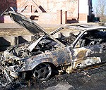 Iespējams, ļaunprātīgi aizdedzināta Kriminālpolicijas darbinieka lietošanā esoša automašīna