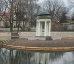 Gulbju dīķa pīles gozēsies palmu ēnā