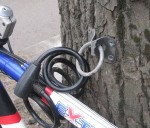 Kokā ieurbj skrūves, lai pieslēgtu divriteņus