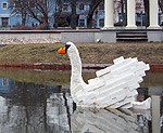 Nakts laikā Gulbju dīķī novieto neīstu gulbi