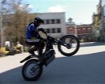Motosportisti prezentē sevi ar aizraujošiem trikiem