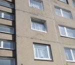 Telefons rokā un uz balkona ārā!
