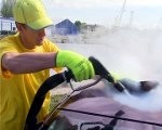 Liepājniekiem piedāvā ekskluzīvu auto mazgāšanu ar tvaiku