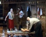 Mīlas trīsstūris uz podu fona