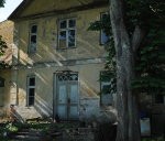 Laiks turpina grauzt muižas