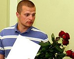 Arturs Pusaudzis saņem apsveikumus par cilvēka glābšanu