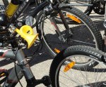 Skolēni saņem balvā velosipēdus