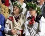Seniori ar dziesmām un dejām ielīgo Jāņus