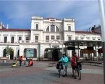 Stacijas laukumā joprojām rosās strādnieki