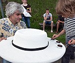 Oligarhus dedzina un slīcina