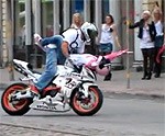 Demonstrē trikus uz motocikla