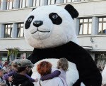 Danči ar milzu zvēriem pilsētas sirdī