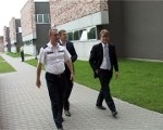 Štokenbergs uzklausa policistu un ugunsdzēsēju bēdu stāstus