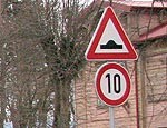 Pilsētas ielās atjauno un uzstāda jaunus ātrumu ierobežojošos vaļņus