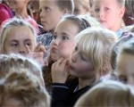 Orķestra koncertā ar pleijera austiņām