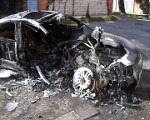 Nezināmu iemesla dēļ sadeg auto