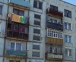 Pamazām namiem pieslēdz siltumu; vairums vēl ciešas