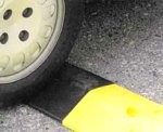 Nomaina plastmasas “guļošos policistus” pret asfalta; izbūvē jaunus