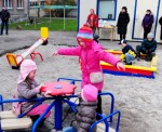 Bērnu rotaļlaukums par veco cauruļu naudu