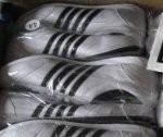 Papildināts – VID konfiscē caur Liepājas ostu ievestos “Adidas” kurpju viltojumus