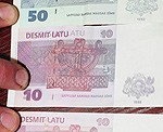 Dīvainais desmitnieks jānes uz banku