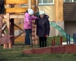 Paši sargā piedzīvojumu laukumu