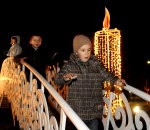 Sadraudzībā un mīlestībā iededz pirmo Adventes sveci