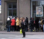 Papildināts (2) – “Krājbankas” automāti naudu izsniedza ar nokavēšanos; ir garas rindas