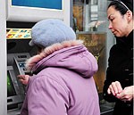 Papildināts – Cilvēki uztraukumā aizmirst PIN kodu; bankomāti tiks papildināti