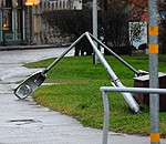 Vēju neiztur vairāki koki un laterna