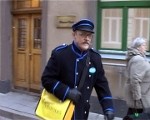 Ko dara omulīgais pastnieks